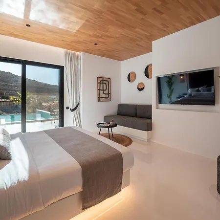 Black * Ftelia (Mykonos)